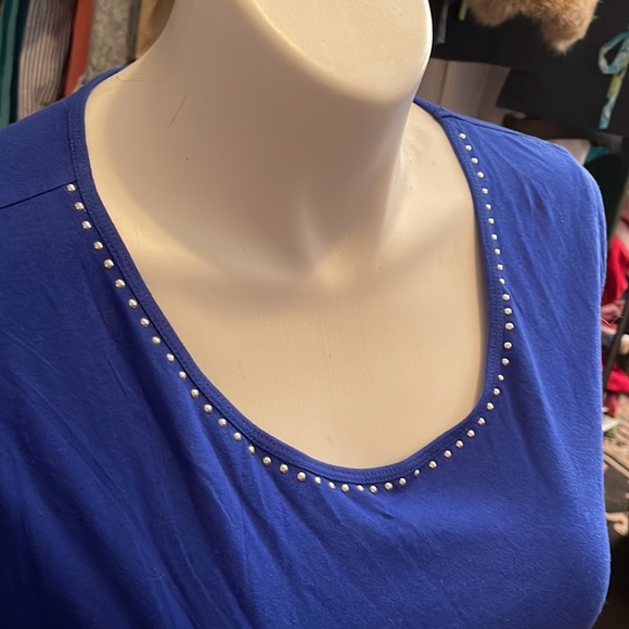 NWOT- Pullover Top, with Silver Dot brads around Front Scoop neck- 3/4 sleeve - Picture 2 of 5